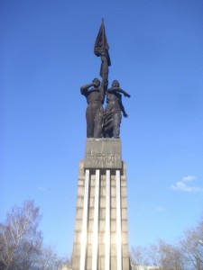 Ein Denkmal. "Komsomolu Urala" stand dran.