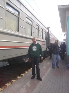 Rauchpause am Bahnhof von Omsk