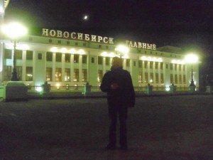 Vor dem Bahnhof von Nowosibirsk