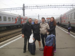 Mit Patrizia, Kai und Alexej am Bahnhof von Irkutsk