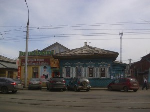 Holzhäuser neben modernen Gebäuden sind in Irkutsk normal