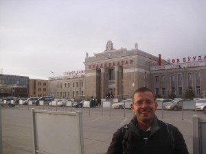 Vor dem Bahnhof in Ulan Bator