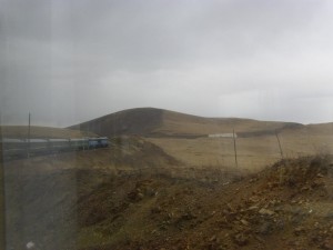 Einspurig wühlt sich die Transmongolische Eisenbahn durch die Weite