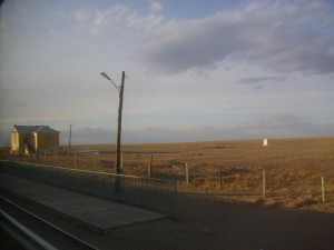 Eine Bahnstation in der Wüste Gobi