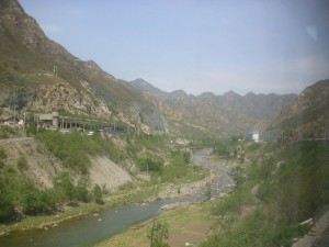 Der Zug schlängelt sich durch ein Tal nordwestlich von Peking