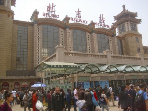 Ich vor dem Hauptbahnhof in Peking