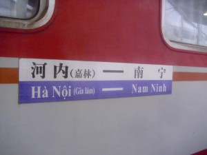 Wagenlaufschild am Zug nach Vietnam