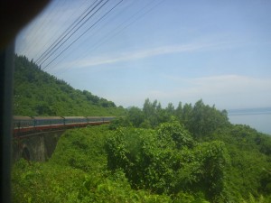 Kurz vor Da Nang: Die Zug schiebt sich langsam durch dicht bewaldetes Gebiet und...