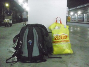 Mein übersichtliches Reisegepäck: Schulrucksack und "Klaus", die treue Netto-Tüte