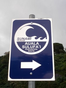 Tsunami Warnschild in Samoa: Auf der völlig ebenen Kütenstraße muss man im Ernstfall unbedingt nach rechts flüchten