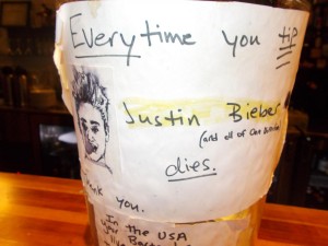 "Jedes mal wenn Du Trinkgeld gibst, stirbt Justin Bieber"