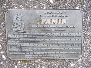 Im Hafen erinnern zahlreiche Gedenkplatten an einzelne Ereignisse der neuseeländischen Geschichte: Hier ein Denkmal für 1957 gesunkene Pamir