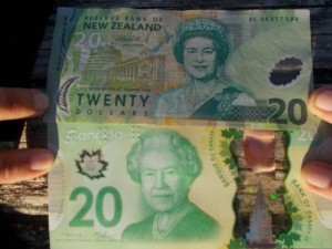 Um 20 Jahre gealtert: Die Queen auf jeweils einem neuseeländischen und kanadischen 20-Dollar Geldschein.