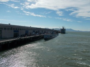 Das U-Boot im Hafen (dahinter ein "Liberty-Frachter")