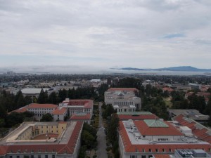 Blick vom Sather Tower über das Gelände der Universität in Richtung San Francisco-Bucht