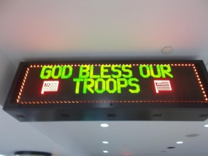 "Gott schütze unsere Truppen" findet sich überall auf dem La Guardia-Flughafen