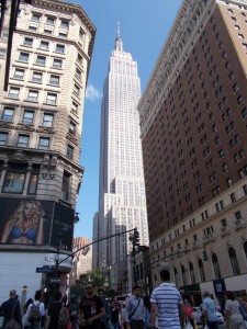 Das Empire State Building von einem Block Entfernung betrachtet.