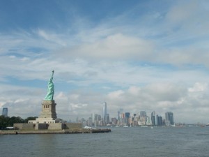 Die Freiheitsstatue vor dem Hintergrund der Skyline Manhattans