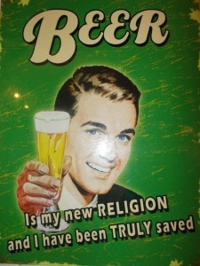 "Bier ist meine neue Religion"- Blechschild in der Hostelbar