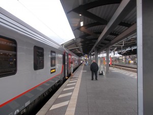 Am Erfurter Hauptbahnhof früh morgens